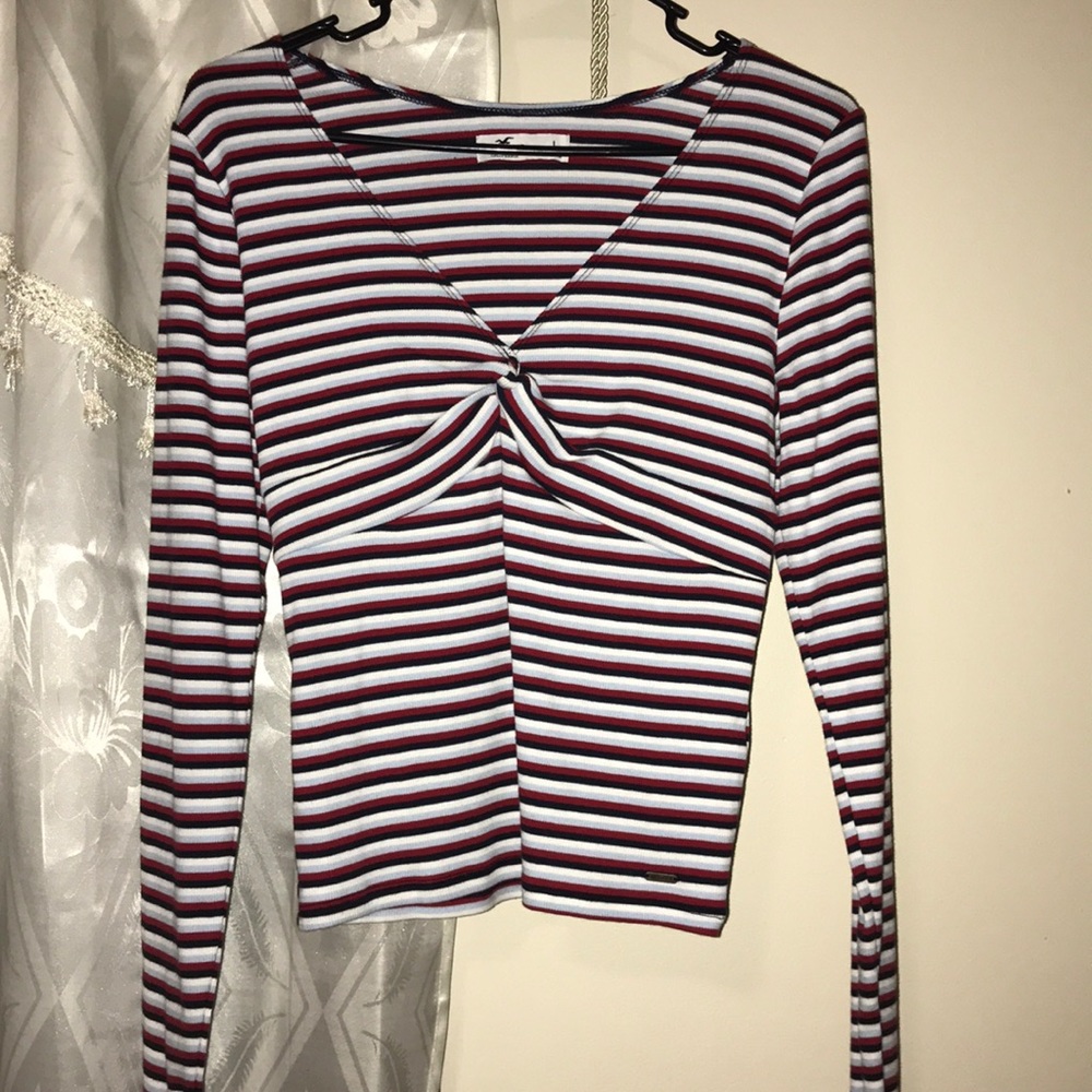 Long sleeve crop top.